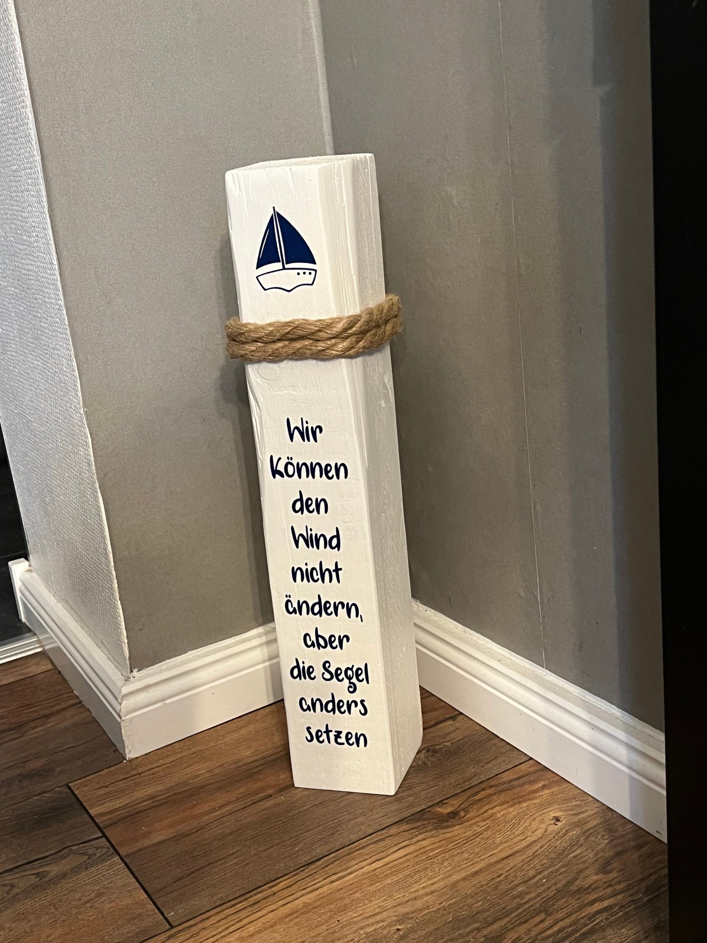 Wind Segel Spruch blau weiß Heimathafen Anker Windrose Möwen Dekosäule Poller Holz Anker Stele Dalben Gartendeko maritim Heimathafen