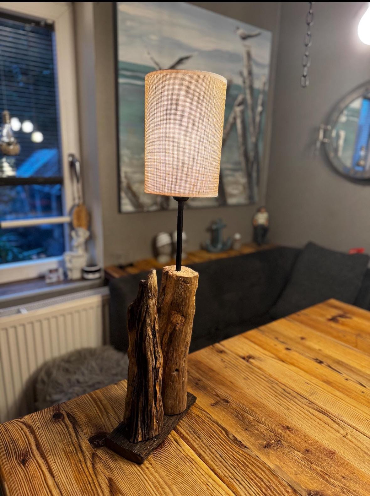 Lampe aus Treibholz, Unikat, Tischlampe maritim, Holzlampe, individuell Geschenk, Tischdeko, Meer, Anker, Heimathafen