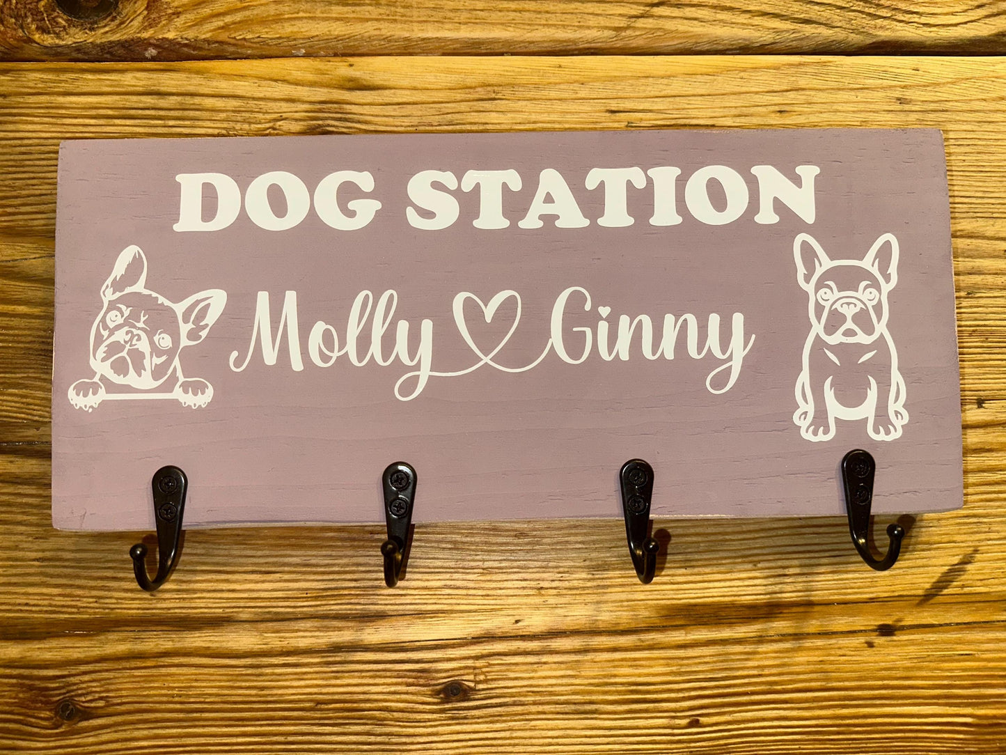 Leinenparkplatz Hund personalisiert – Dogstation aus Holz mit Namen & Rassesymbol – Geschenk Hundebesitzer