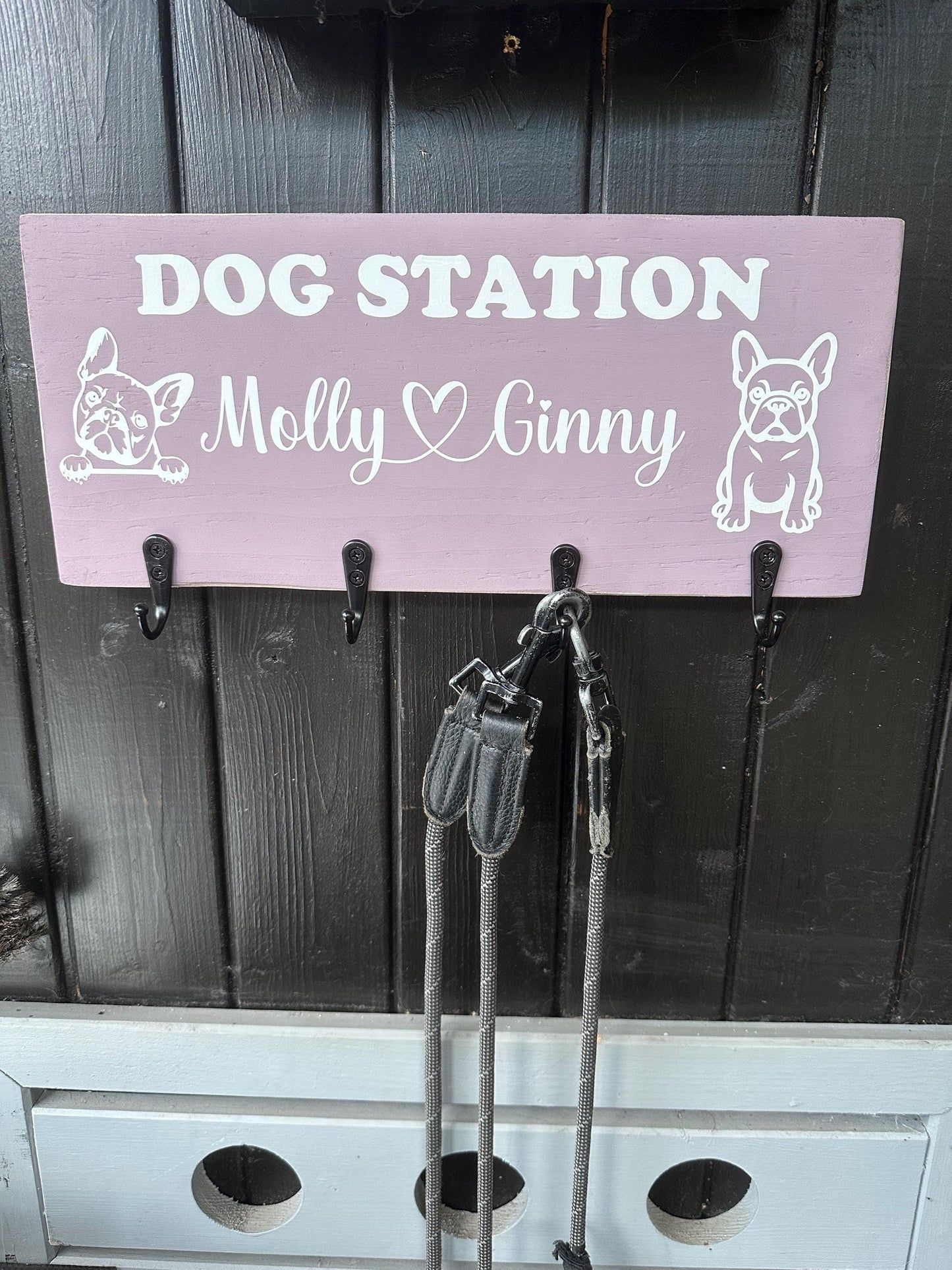 Leinenparkplatz Hund personalisiert – Dogstation aus Holz mit Namen & Rassesymbol – Geschenk Hundebesitzer