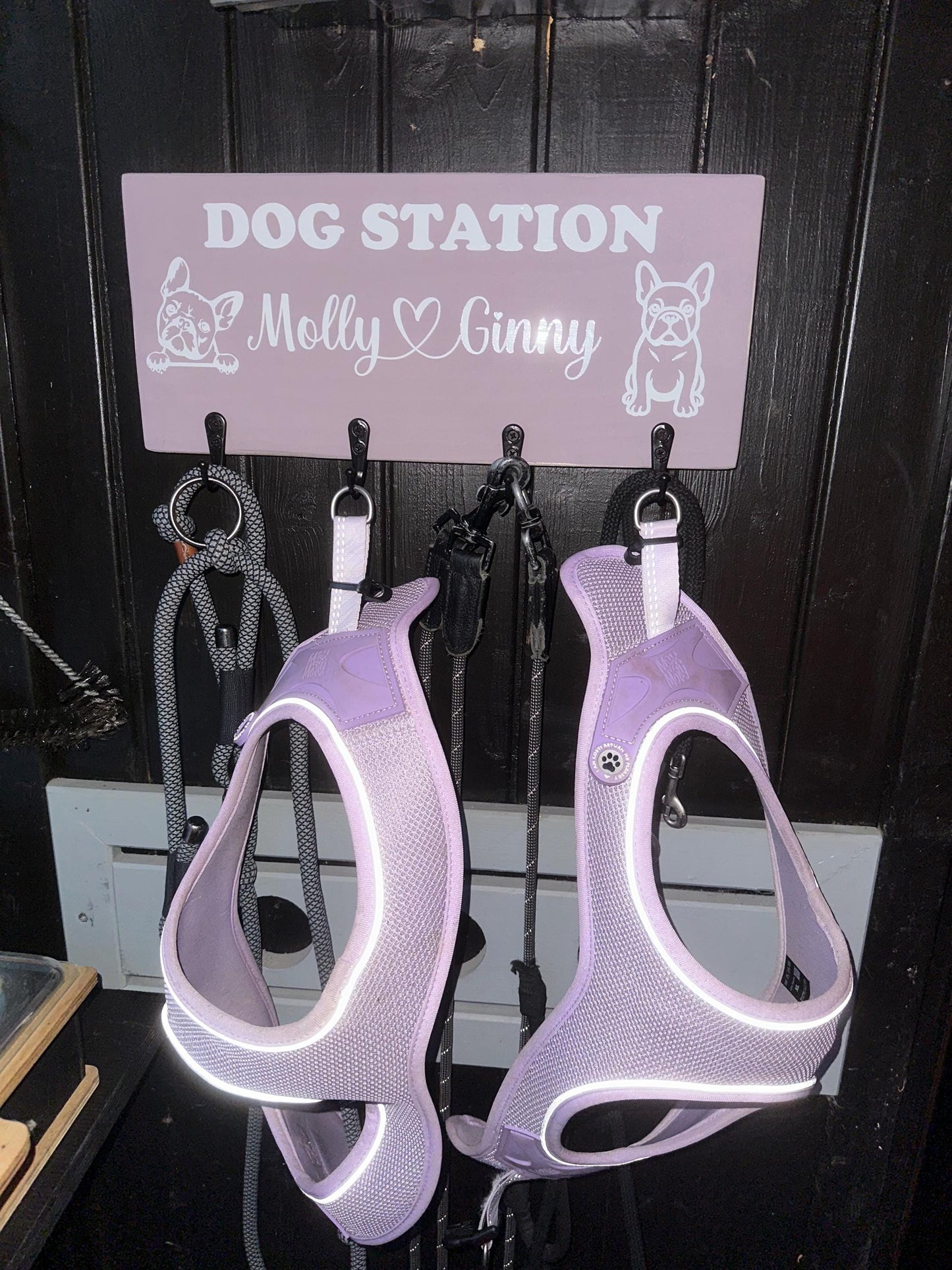 Leinenparkplatz Hund personalisiert – Dogstation aus Holz mit Namen & Rassesymbol – Geschenk Hundebesitzer