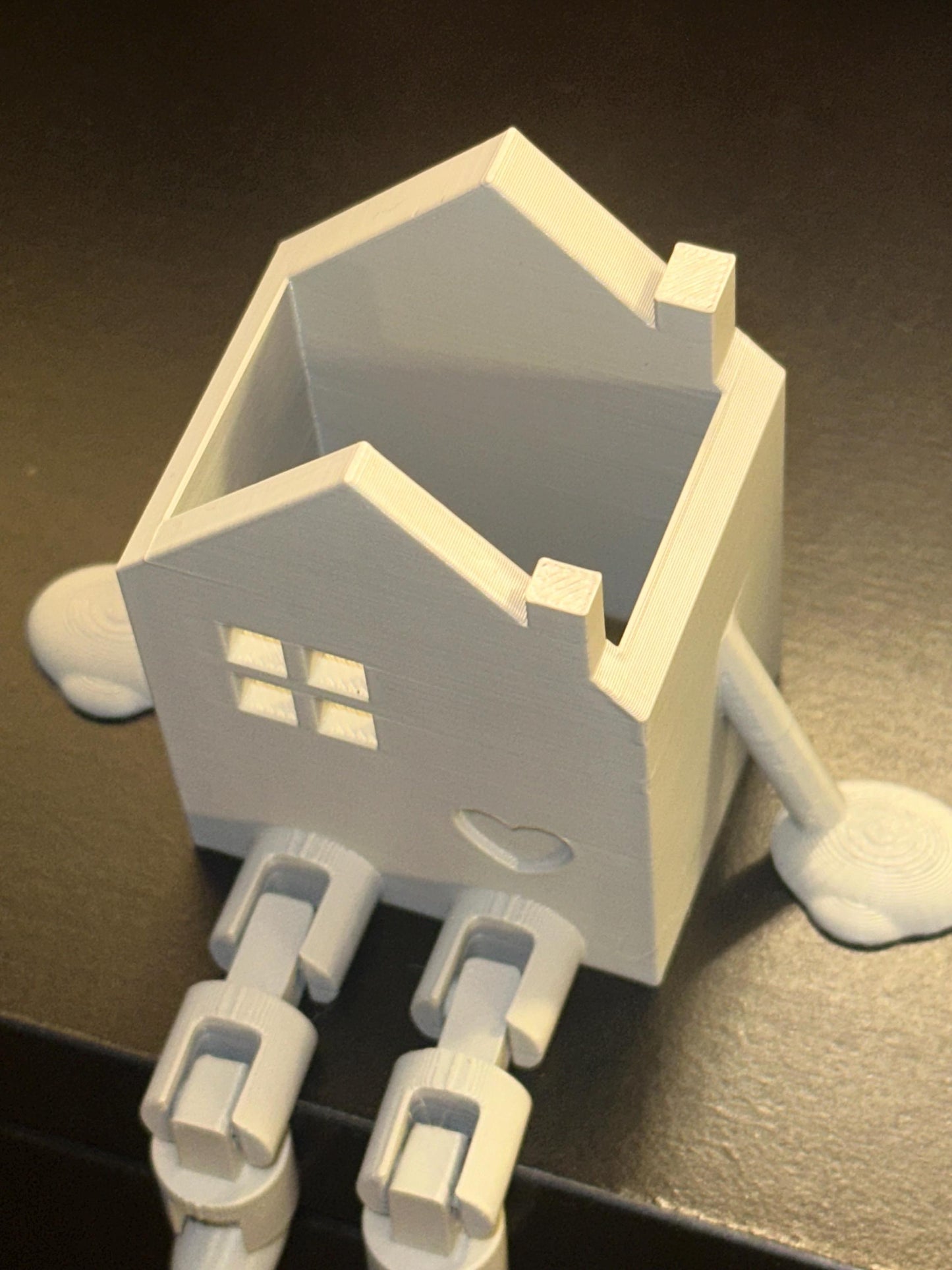 Kantenhocker „Haus mit Herz“ – 3D Druck Figur zum Sitzen, Haus mit Charakter, Dekohaus