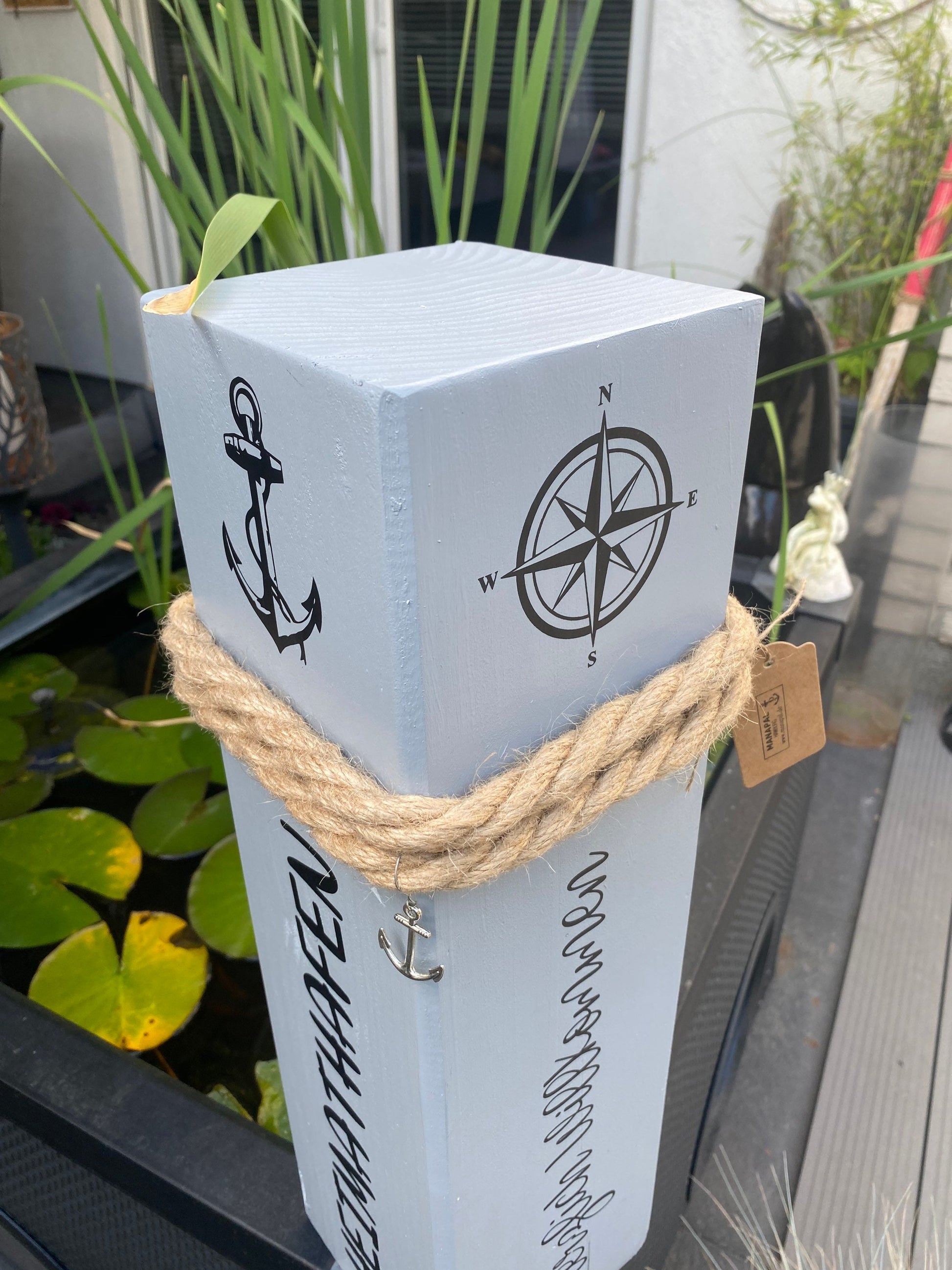 Heimathafen Herzlich Willkommen grau Windrose Kompass Poller Holz Anker Stele Dalben Gartendeko maritim Heimathafen Manapal