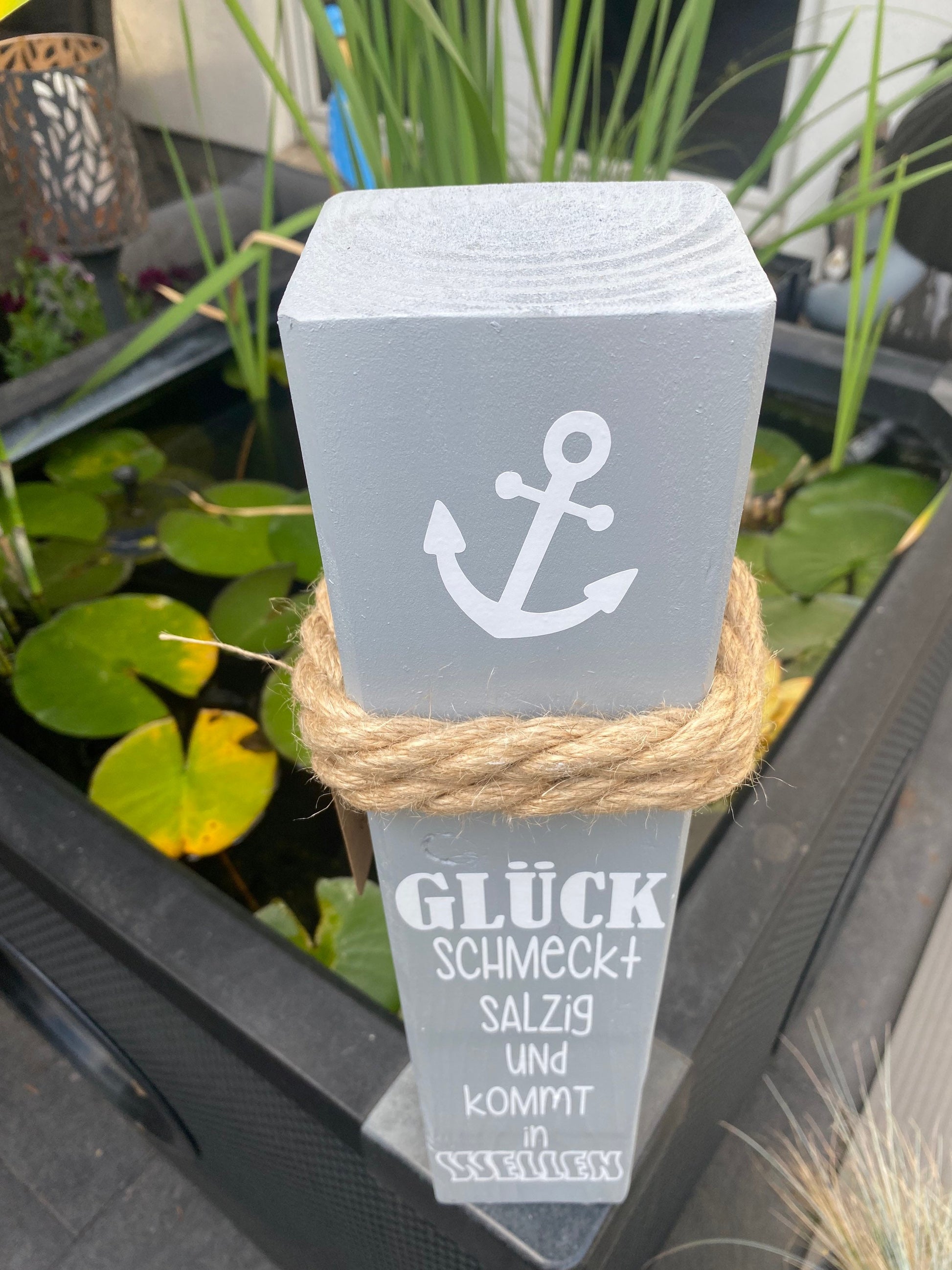 Gartendeko Glück Dekopoller Maritim Heimathafen Anker Dekosäule Poller Geschenk für Freunde Einladung Mitbringsel individuell