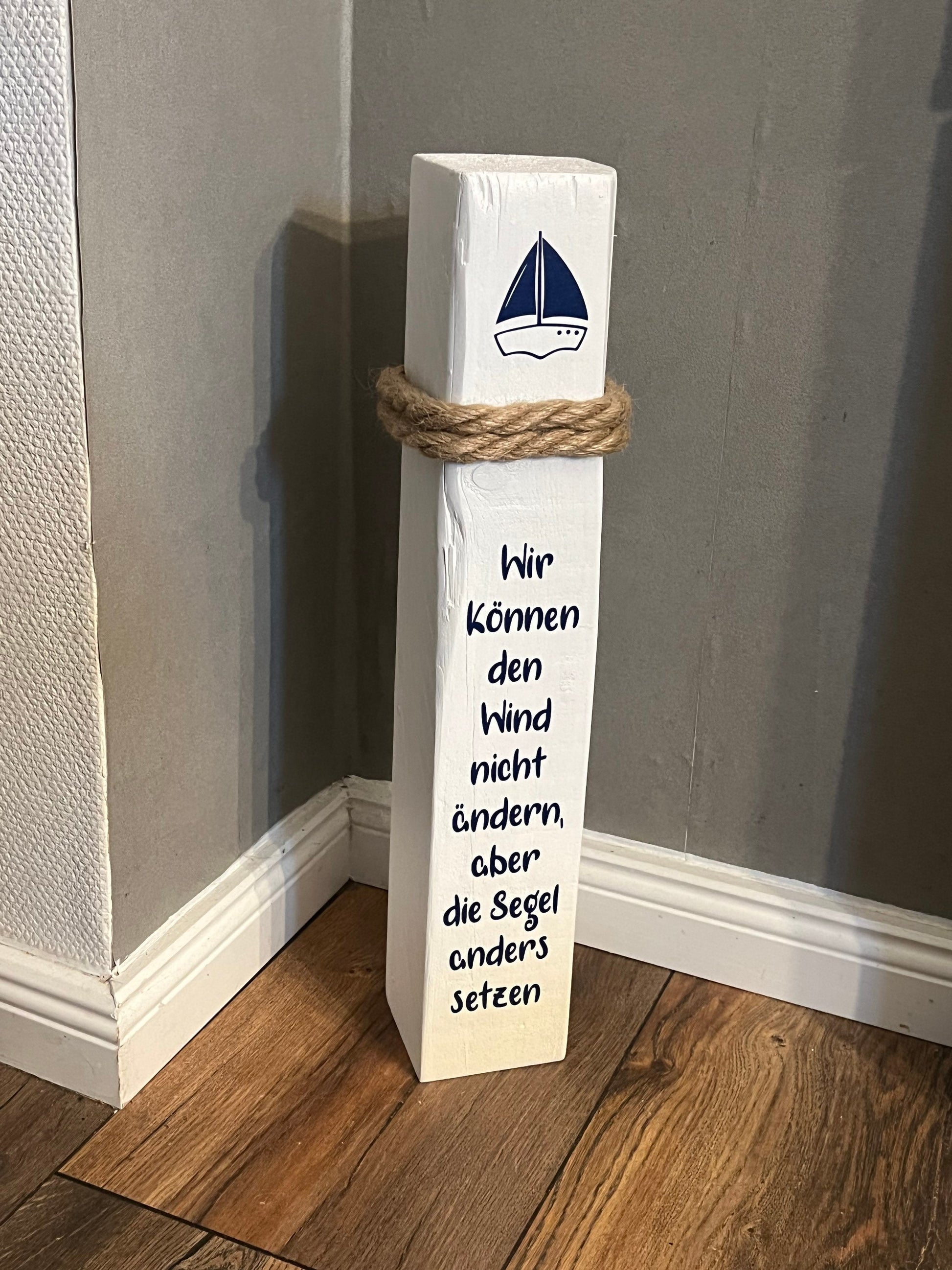 Wind Segel Spruch blau weiß Heimathafen Anker Windrose Möwen Dekosäule Poller Holz Anker Stele Dalben Gartendeko maritim Heimathafen