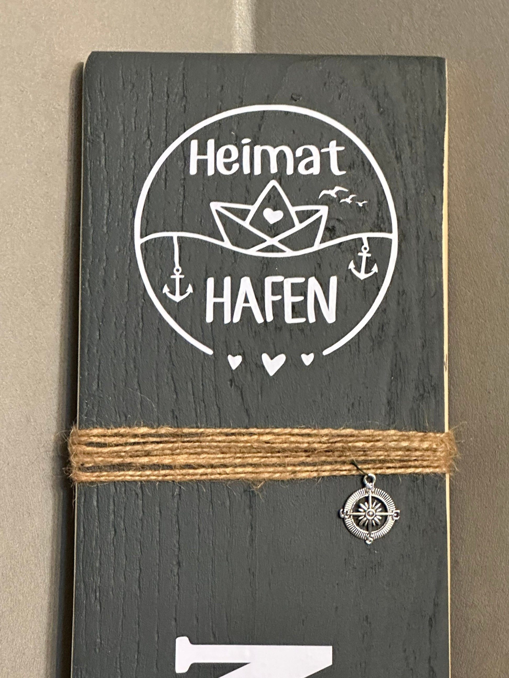 Personalisierte Holzlatte Brett 100cm mit Ihrem Namen oder Wunschtext, Heimathafen Lieblingsinsel Koordinaten Datum Hochzeit Jubiläum