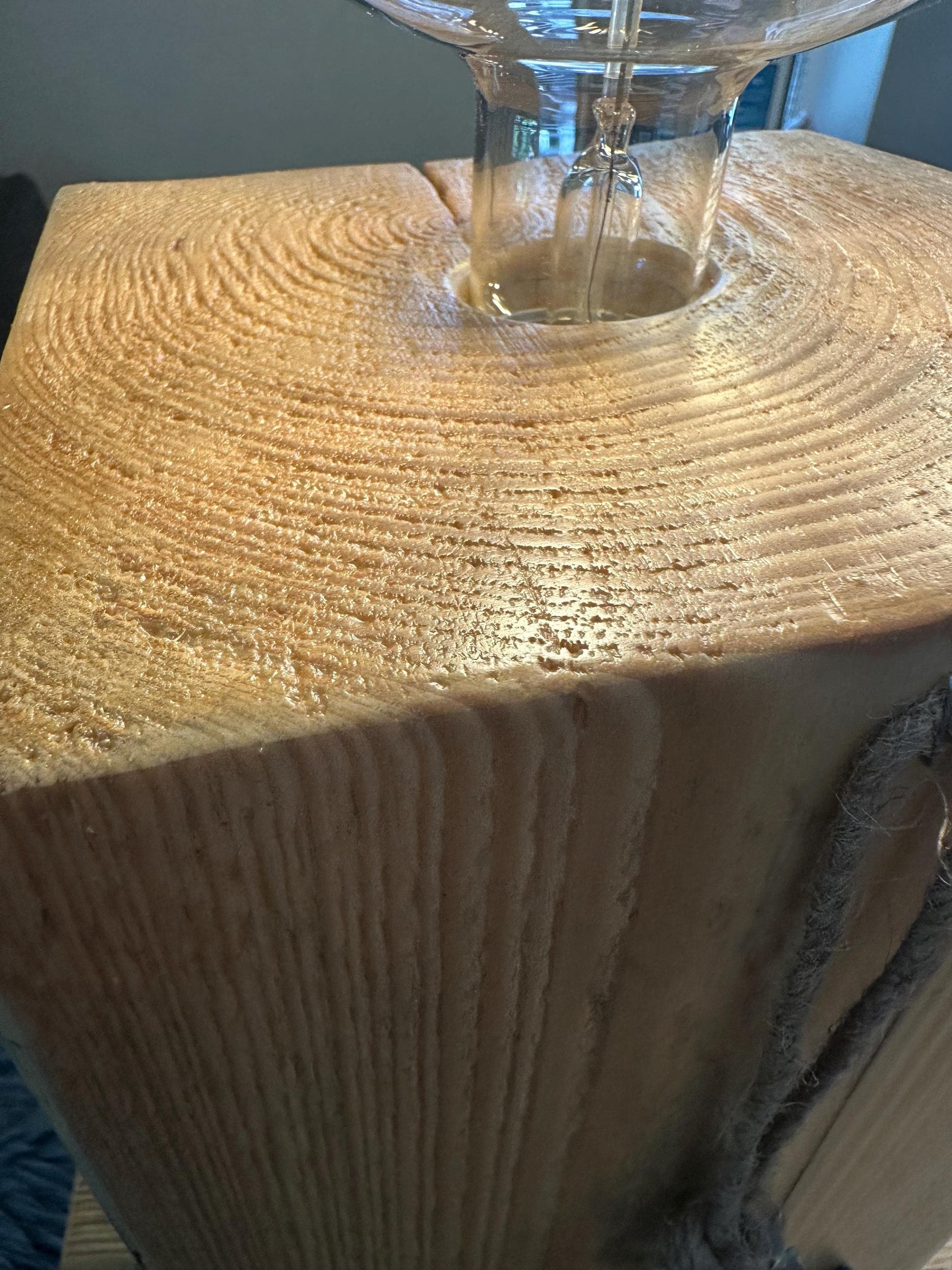 Lampe mit massivem Holzsockel, Unikat, Tischlampe maritim, Holzlampe, individuell Geschenk, Tischdeko, Meer, Anker, Heimathafen