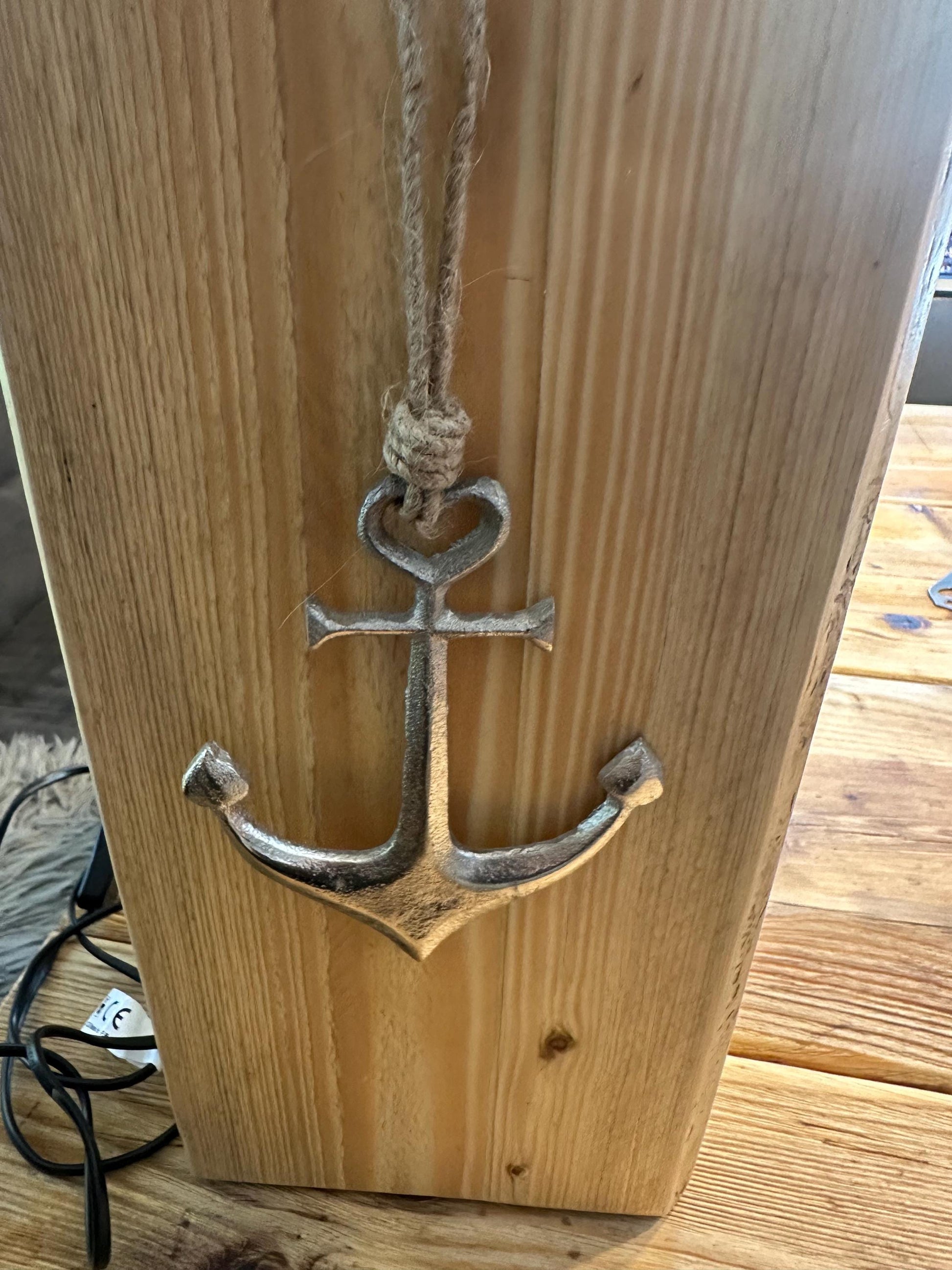 Lampe mit massivem Holzsockel, Unikat, Tischlampe maritim, Holzlampe, individuell Geschenk, Tischdeko, Meer, Anker, Heimathafen