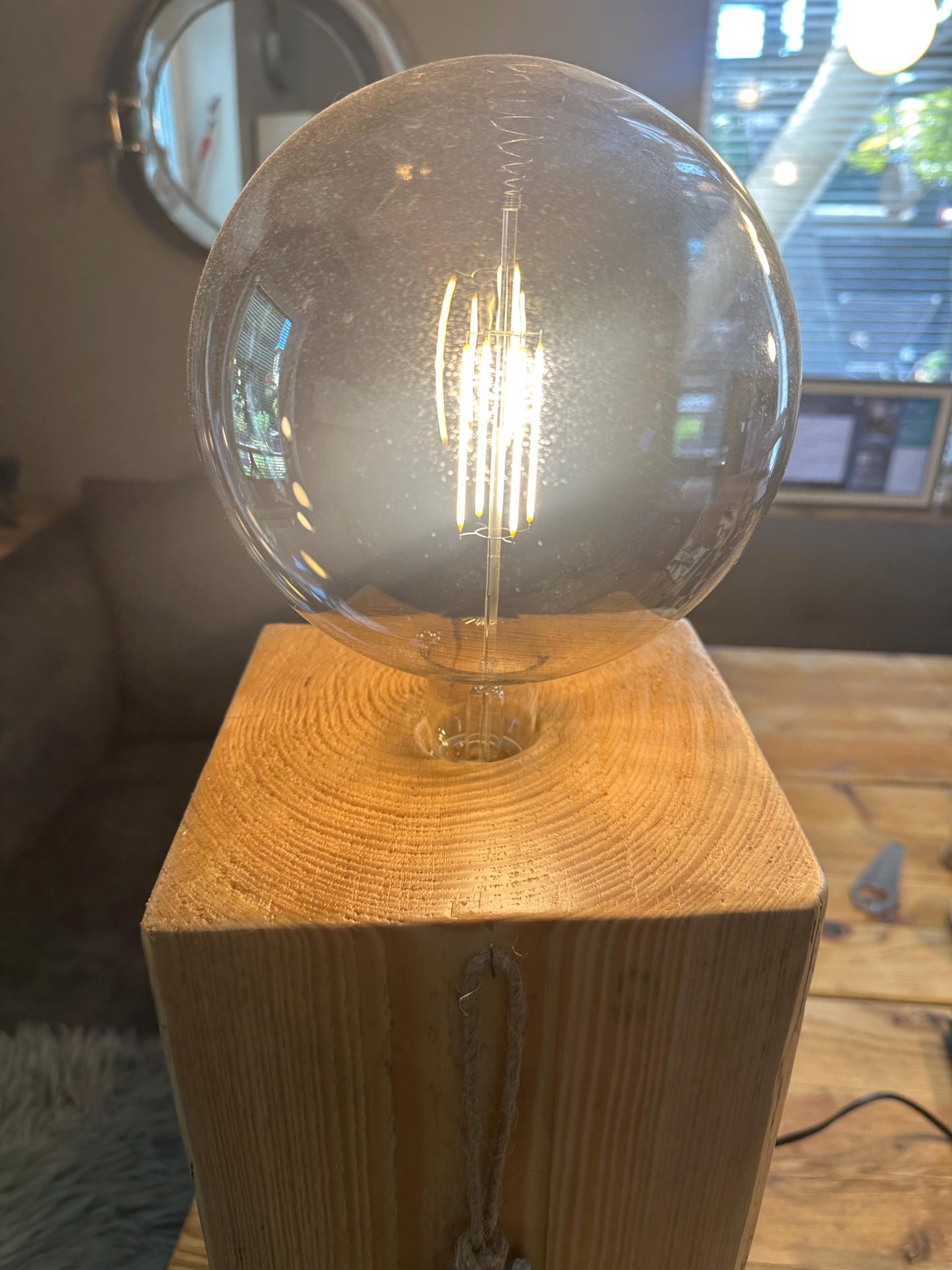 Lampe mit massivem Holzsockel, Unikat, Tischlampe maritim, Holzlampe, individuell Geschenk, Tischdeko, Meer, Anker, Heimathafen
