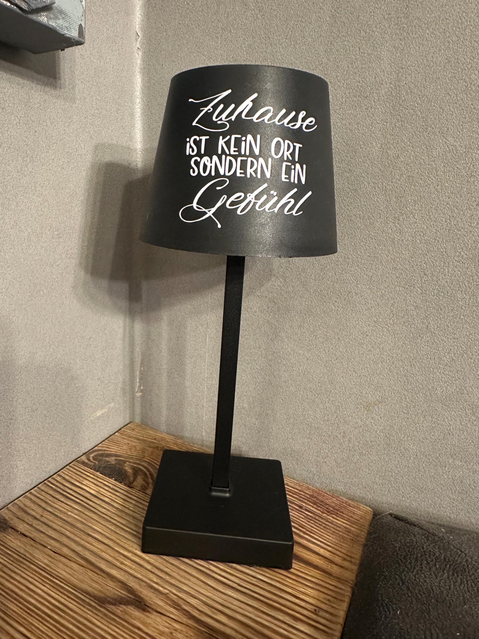 Geschenk zur Einweihung, Mitbringsel, persönliches Geschenk, kleine Lampe zur Dekoration, Tischleuchte, Tischlampe mit Wunschtext, Freunde