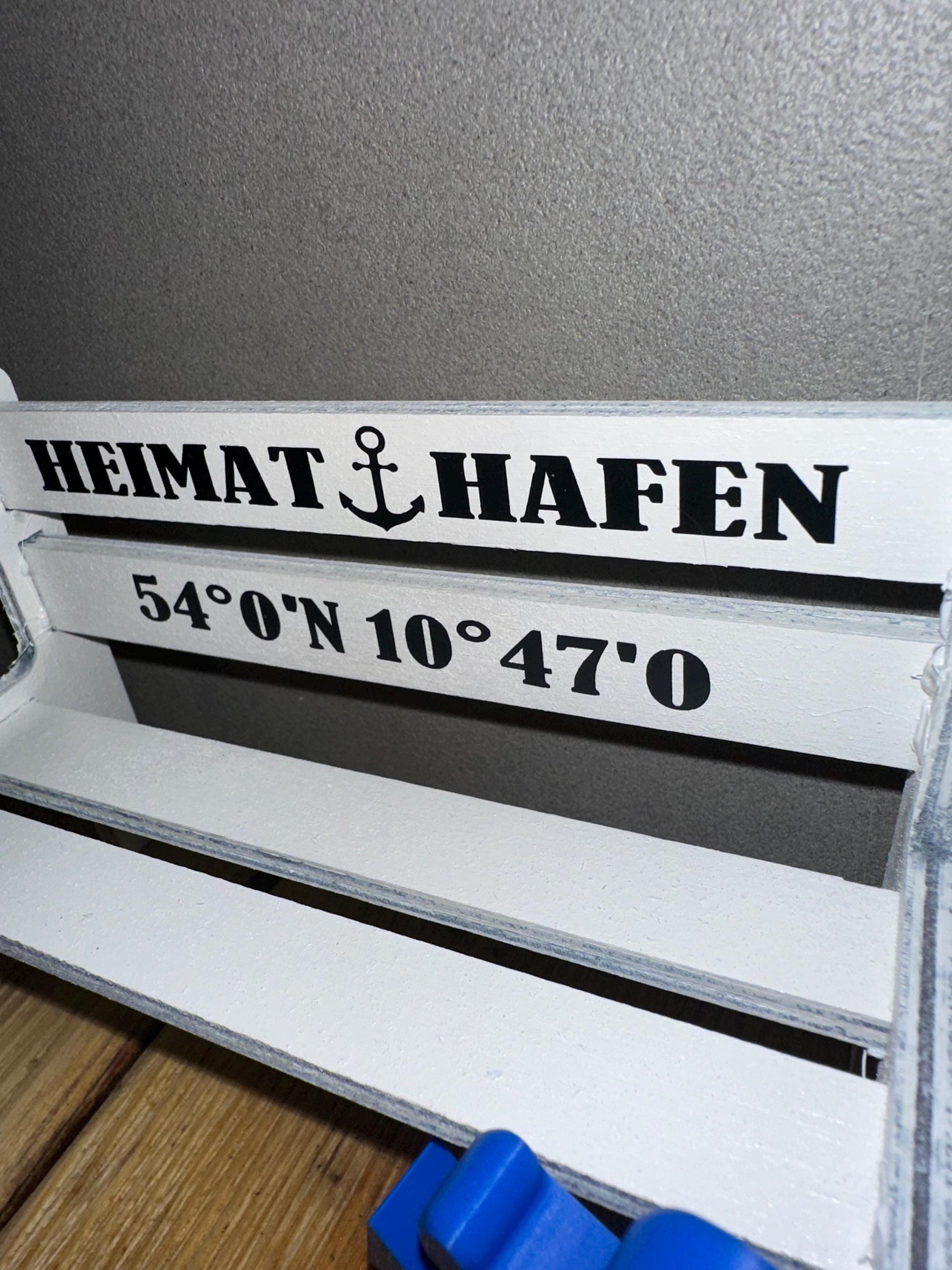 Kleines Geschenk, personalisierbar, Miniatur Gartenbank mit persönlicher Widmung
