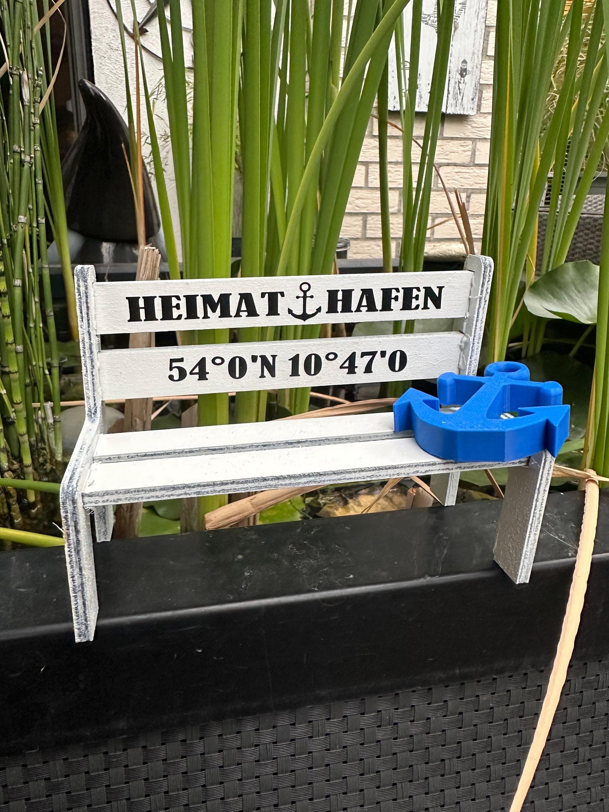 Kleines Geschenk, personalisierbar, Miniatur Gartenbank mit persönlicher Widmung