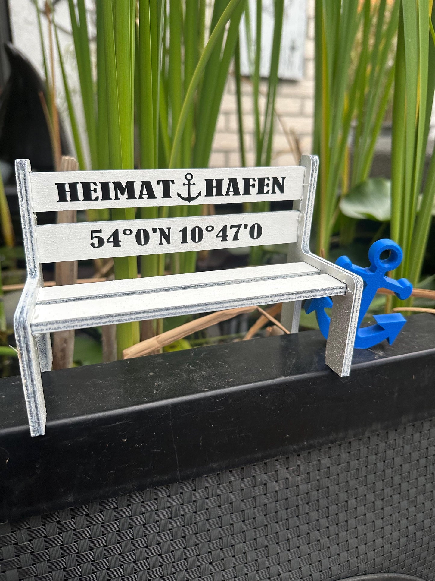 Kleines Geschenk, personalisierbar, Miniatur Gartenbank mit persönlicher Widmung