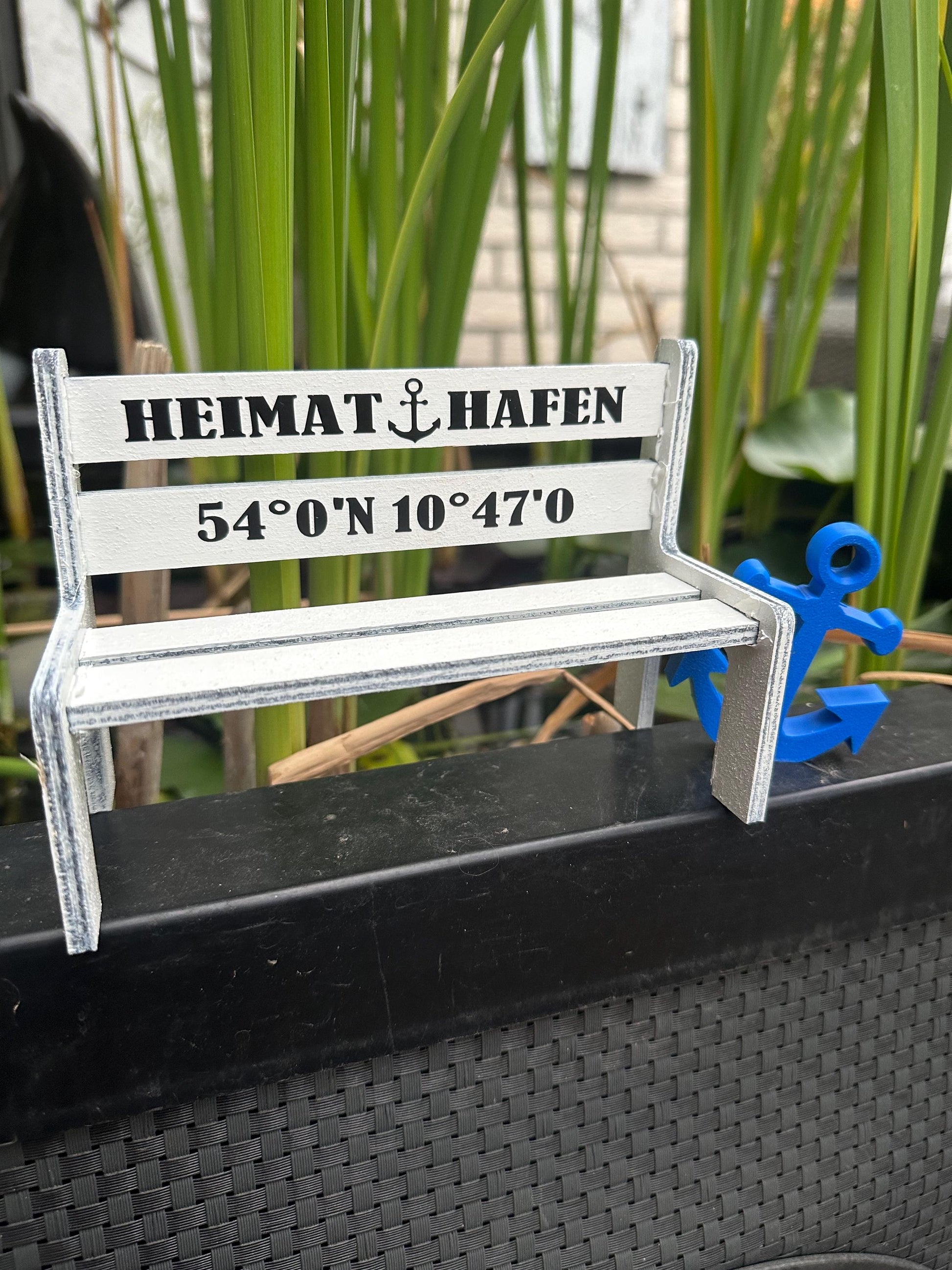 Kleines Geschenk, personalisierbar, Miniatur Gartenbank mit persönlicher Widmung