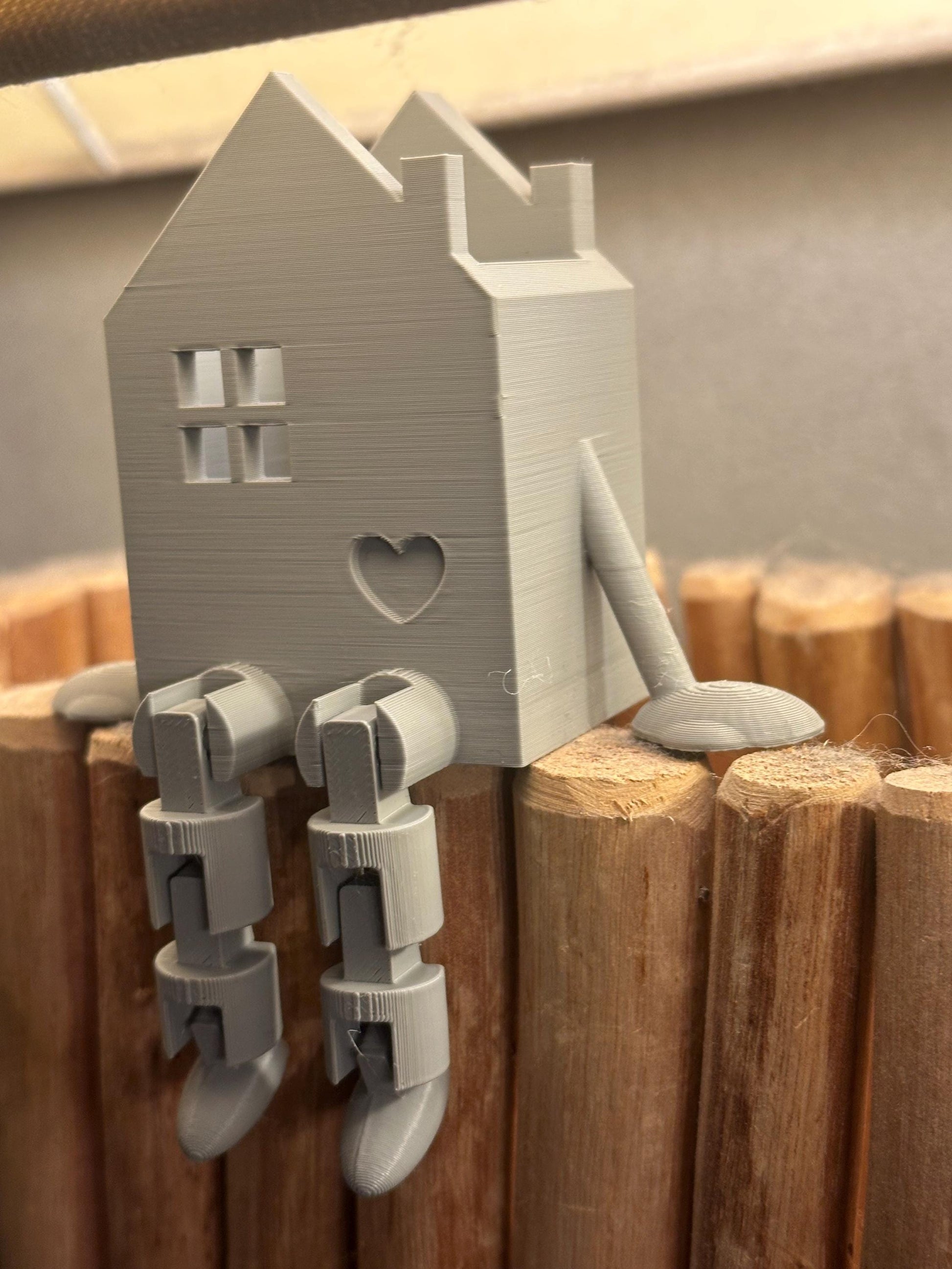 Kantenhocker „Haus mit Herz“ – 3D Druck Figur zum Sitzen, Haus mit Charakter, Dekohaus